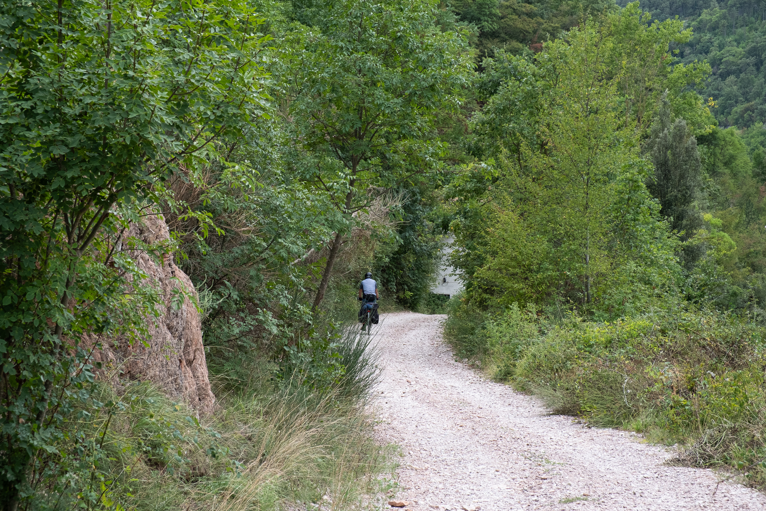 Auf der Schotterstraße hinunter nach Gubbio